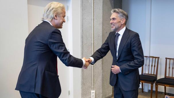 <p>Dick Schoof(rechts) begrüßt Geert Wilders (links).</p>