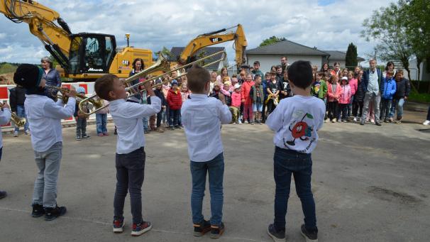 <p>Die Emmelser Schulkinder verschönerten den symbolischen Akt mit mehreren Darbietungen.</p>