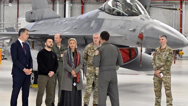 <p>Präsident Selenskyj erhält auf dem Militärflughafen Melsbroek Erläutertungen zu den belgischen F-16 (l.: Premier De Croo, 4.v.l.: Verteidigungsministerin Dedonder)</p>