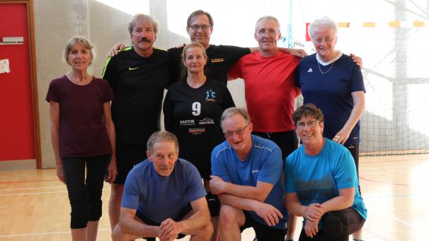 <p>Starke Truppe mit Ambitionen: Einige Spieler und Spielerinnen der Net-Volleyball-Abteilung des TV Bütgenbach. Stehend rechts: Trainerin Dominique Vercruysse.</p>