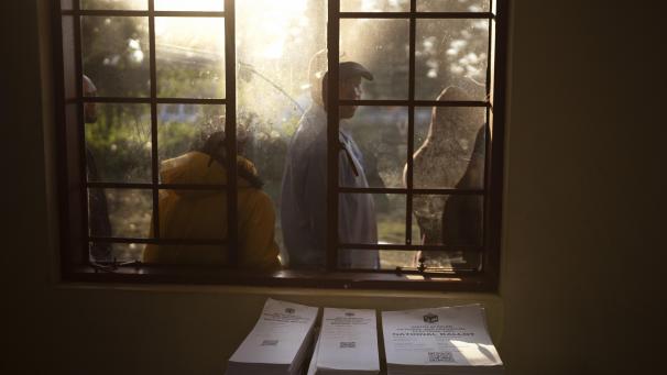 <p>Wähler warten während der Parlamentswahlen in KwaMfana, Südafrika, vor einem Wahllokal. Die Südafrikaner stimmen in einer Wahl ab, die als die wichtigste ihres Landes seit 30 Jahren gilt und die sie in ein unbekanntes Terrain in der kurzen Geschichte ihrer Demokratie führen könnte.</p>