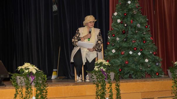 <p>Chantal Knauf liest Geschichten bei der jährlichen Weihnachtsfeier des „Covical“ vor.</p>
