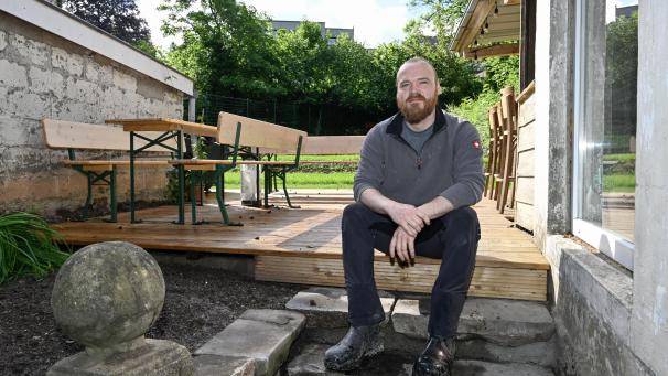 <p>Maurice Collard ist mit dem Resultat der Umbauarbeiten zufrieden. Einen Steinwurf von seiner Brauerei entfernt, hat der Eupener dank einer erfolgreichen Crowdfunding-Kampagne seinen Traum von einem Biergarten verwirklichen können. Foto: David Hagemann</p>