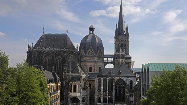 <p>Blick auf den Aachener Dom: Die Bewohner der Kaiserstadtschätzen sich einer Umfrage zufolge im Vergleich mit anderen deutschen Großstädten als sehr glücklich ein.</p>