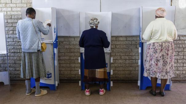 <p>Wähler bereiten sich in Soweto auf ihre Stimmabgabe während der Parlamentswahlen vor.</p>