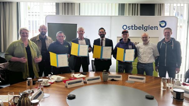 <p>Die Vertreter der Landwirtschaft und Minister Antoniadis nach Unterzeichnung der Einigung.</p>