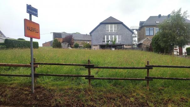 <p>Die Gemeinde Amel kauft Gelände im Umfeld der Schule Heppenbach, wo in Zukunft eine Erweiterung und Vergrößerung geplant ist. Foto: Allan Bastin</p>
