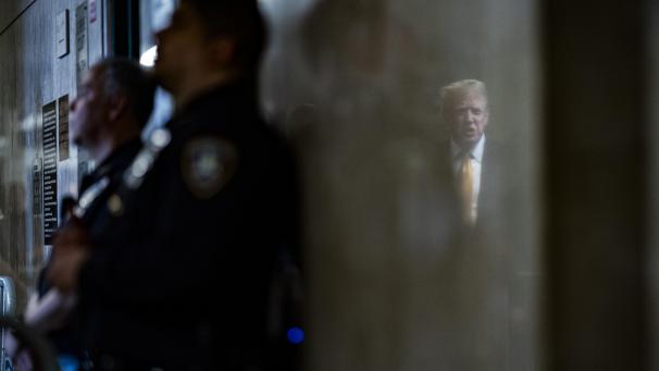 <p>Donald Trump, der sich in der Wand spiegelt, spricht zu Reportern, als die Geschworenen entlassen werden, um mit den Beratungen für seinen Strafprozess im Manhattan Criminal Court zu beginnen.</p>
