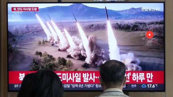 <p>Menschen sehen sich ein Nachrichtenprogramm an, das ein Archivbild eines nordkoreanischen Raketenstarts am Bahnhof von Seoul zeigt.</p>