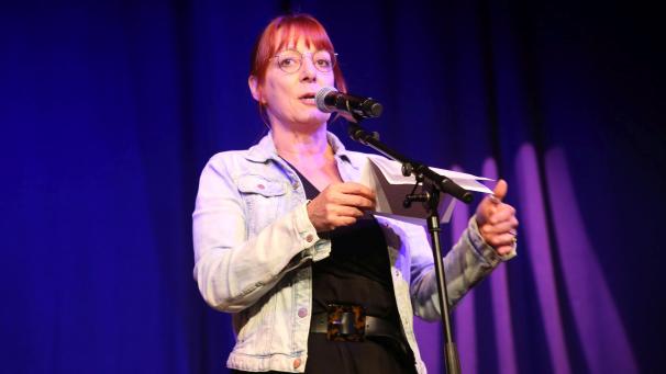 <p>Beim Poetryslam (hier die Eupenerin Evelyn Hartel) sind Requisiten und Kostüme verboten.</p>