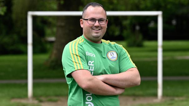 <p>Mittendrin statt nur dabei: Marco Naranjo aus Kelmis erlebt die EM nicht nur als Fan der Roten Teufel, sondern auch als Volunteer in der Arena in Gelsenkrichen.</p>