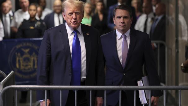 <p>Der ehemalige US-Präsident Donald Trump spricht neben seinem Anwalt Todd Blanche zu den Medien nach dem Abschluss seines Schweigegeldprozesses.</p>