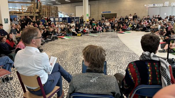 <p>Der Rektor Rik Van de Walle (links) hat sich mit den protestierenden Studenten über die aktuelle Situation unterhalten.</p>