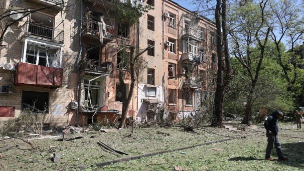 <p>Ein durch russischen Beschuss beschädigtes Wohnhaus.</p>