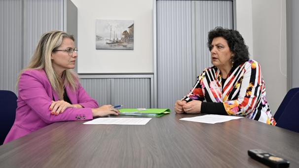 <p>Chefgreffier Vanessa Schmidt (l.) als Sekretärin des Hauptwahlvorstands und Friedensrichterin Claudia Kohnen (r.) als Vorsitzende der Hauptwahlvorstände des Kantons St.Vith sind derzeit mit der Organisation der Wahlen in Ostbelgien beschäftigt.</p>