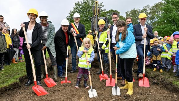 <p>Beim ersten Spatenstich bekamen die Erwachsenen Unterstützung von den Schülern.</p>