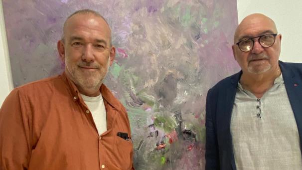 <p>Adelin Donnay (li., hier mit Galerist Michael Bohn) zeigt seine Werke derzeit in der Galerie Fox.</p>