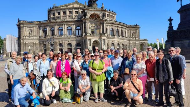<p>Gruppenfoto vor der Semperoper: Die Teilnehmer erlebten eine abwechslungsreiche ZVS-Studienfahrt in Dresden.</p>
