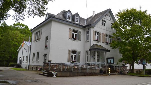 <p>Am Reuländer Kulturhaus wird ein Bankautomat aufgestellt.</p>