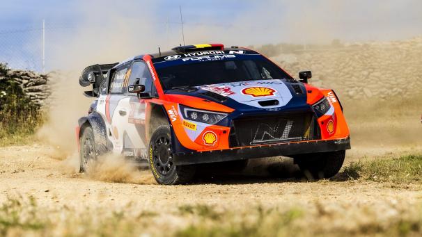 <p>Thierry Neuville spielte mit seinem Hyundai in Sardinien den Straßenfeger.</p>