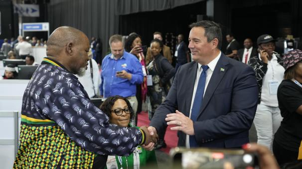 <p>Der Vorsitzende der größten Oppositionspartei Democratic Alliance John Steenhuisen (rechts) schüttelt dem ANC-Vorsitzenden Gwede Mantashe (links) die Hand.</p>
