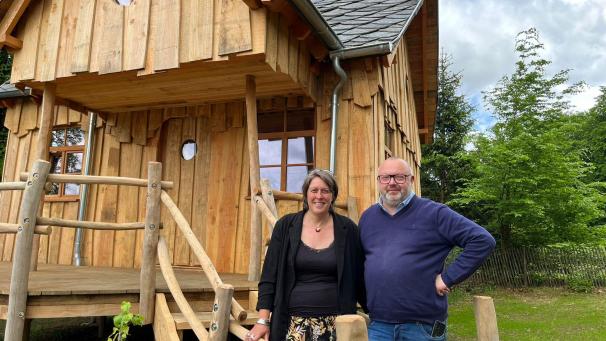 <p>Jean-Philippe Feuillen und Charlotte Huc lassen zwei Holzhütten auf ihrem Grundstück bauen.</p>