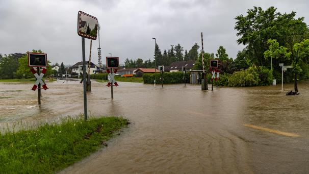 <p>In Fischach im schwäbischen Landkreis Augsburg stehen eine Straße udn ein Bahnübergang unter Wasser.</p>