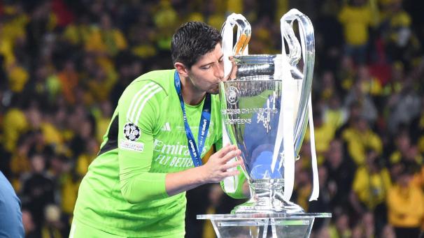<p>Ein Küsschen für den Pott: Nach 2022 gewinnt Thibaut Courtois zum zweiten Mal mit Real Madrid die Champions League.</p>
