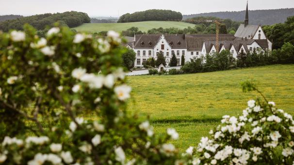 <p>Blick auf das ehemalige Trappistenkloster Mariawald am Rande des Nationalparks Eifel.</p>