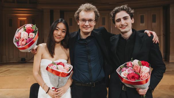 <p>Die drei ersten Preisträger (v.l.): Elli Choi (3. Preis), Dmytro Udovychenco (1. Preis) und Joshua Brown (2. Preis).</p>