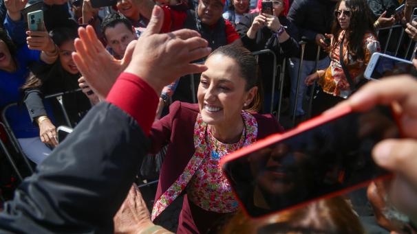 <p>Claudia Sheinbaum begrüßt Anhänger während einer Kundgebung in Mexiko-Stadt</p>