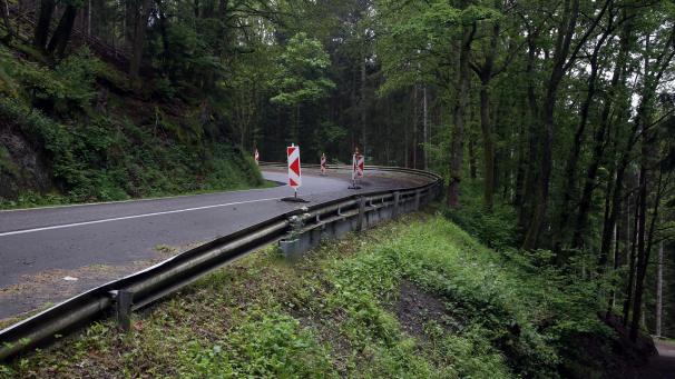 <p>Das Erdreich an der Straße Trôs-Marêts ist instabil und wird durch ein Betonfundament ersetzt.</p>