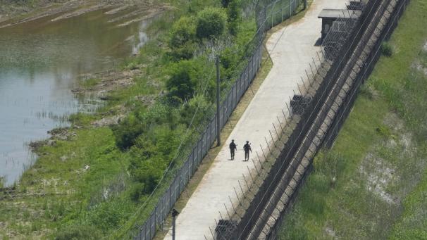 <p>Soldaten der südkoreanischen Armee patrouillieren am Stacheldrahtzaun in Paju, Südkorea, nahe der Grenze zu Nordkorea.</p>