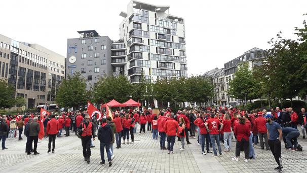 <p>Die Demonstranten tragen Schilder und Plakate mit Forderungen.</p>