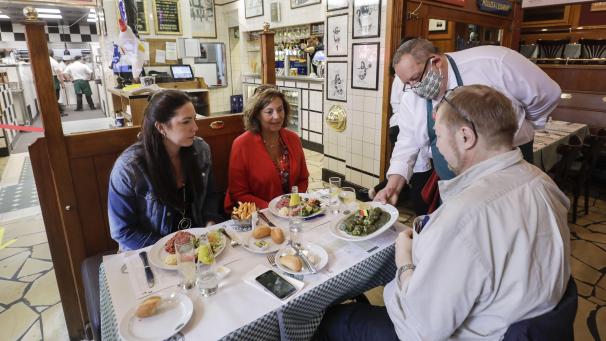 <p>Die Mehrheit der Bevölkerung in Belgien geht laut einer Umfrage von Edenred seltener essen.</p>