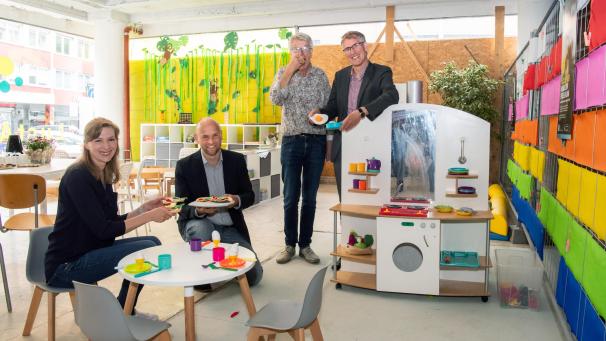 <p>Fühlen sich in der bunten Puppenküche sichtlich wohl: Jennifer Striegel, Studierendenwerk, Matthias Sperling, Fachbereich Kinder, Jugend und Schule der Stadt Aachen, Georg Helmich, engagierter Bürger und Heinrich Brötz, Beigeordneter der Stadt Aachen (v.l.).</p>