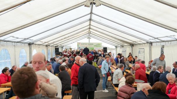 <p>Ab dem späten Vormittag herrschte im Festzelt reger Betrieb.</p>