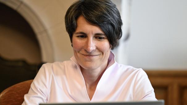 <p>Nathalie Wimmer ist nun offiziell die neue Frau an der Verwaltungsspitze. Am Montagabend hat sie vor dem Kelmiser Gemeinderat den Eid als neue Generaldirektorin abgelegt. Foto: David Hagemann</p>