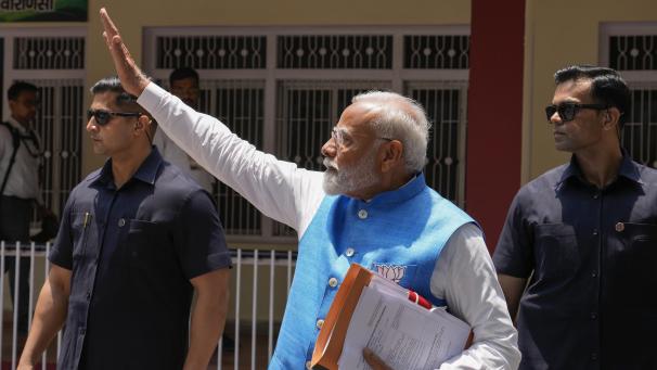 <p>Narendra Modi winkt der Öffentlichkeit zu.</p>
