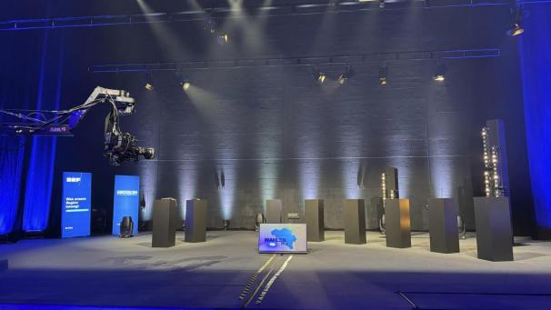 <p>Die Bühne im Triangel ist bereit, ab 20 Uhr duellieren sich hier die Spitzenkandidaten.</p>