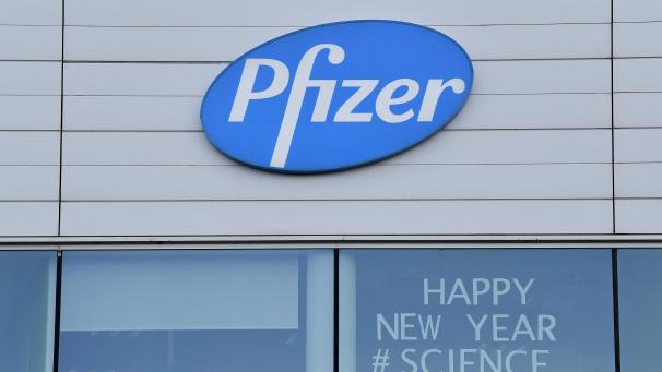 <p>Das Logo des Pharmariesen Pfizer an der Eingangstüre der Produktion in Puurs.</p>