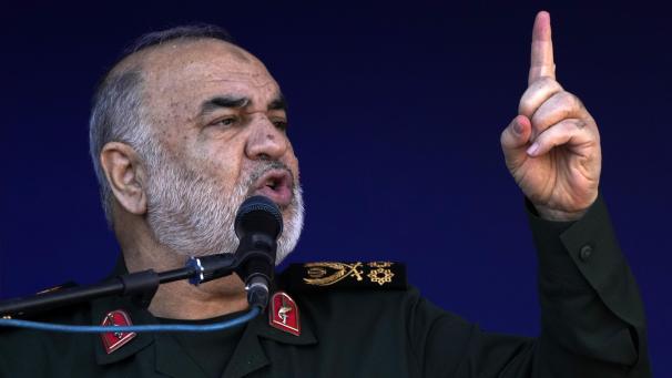 <p>Hussein Salami, Kommandeur der iranischen Revolutionswächter (IRGC), spricht bei der Trauerfeier für die Opfer der Anschläge am vierten Todestag des mächtigen iranischen Generals Ghassem Soleimani in der Stadt Kerman.</p>