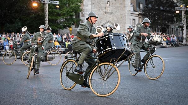 <p>Die Niederländer setzen schon beim Einmarsch auf Show und das mit dem Fahrrad. Das Orchester bewahrt die Tradition des 1940 aufgelösten Radfahrermusikkorps und zeigen mit dem Drahtesel eine humorvolle Choreografie.</p>