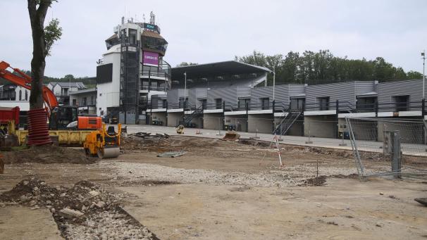 <p>Das Fahrerlager der Rennstrecke verändert sich. Das Pförtnerhaus ist dem Boden gleichgemacht worden. Auch der Uniroyal-Turm (im Hintergrund) wird abgerissen, aber wieder neu aufgebaut.</p>