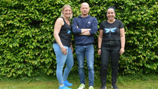 <p>Diane Orthaus (rechts) aus St.Vith darf bei ihrem Kinderhausprojekt „Die blaue Libelle“ auf die Unterstützung von Celine Palm (links) und der Dreiland Jugendhilfe in Person von Geschäftsführer Benjamin Stühl (Mitte) zählen.</p>