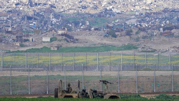 <p>Israelische Soldaten fahren in der Nähe der Grenze zum Gazastreifen im Süden Israels.</p>