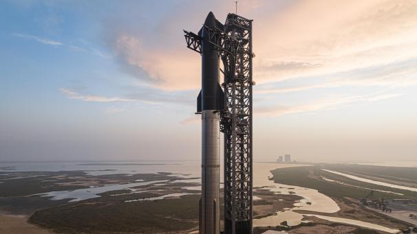 <p>Die Starship-Rakete von SpaceX steht an der Startrampe.</p>