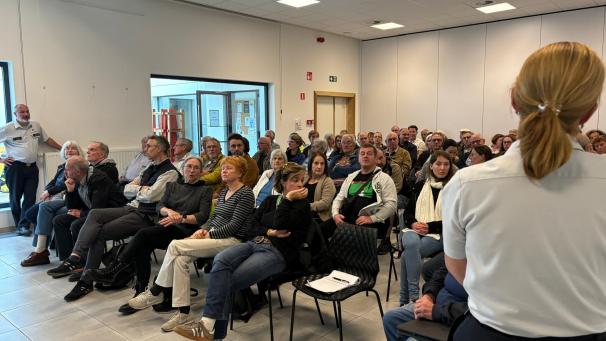 <p>Zahlreiche Bürger wohnten der Informationsveranstaltung im Dorfhaus Eynatten bei.</p>