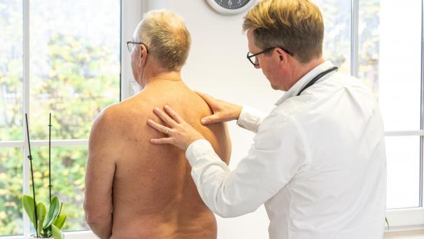 <p>Unerklärliche Rücken- oder tiefe Oberbauchschmerzen können frühe Warnzeichen eines Tumors in der Bauchspeicheldrüse sein, die sich direkt über der Wirbelsäule befindet.</p>