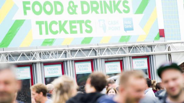 <p>Auf Musikfestivals müssen die Preise für Getränke und Speisen stets deutlich in Euro angegeben werden.</p>